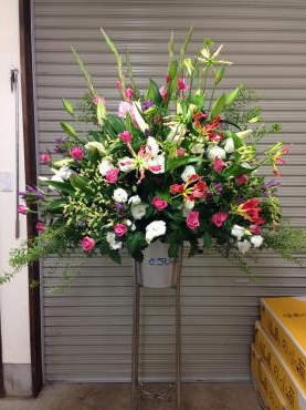 御祝い用スタンド花　2「フローリストとうじょう」（福島県伊達市の花屋）のギャラリー写真