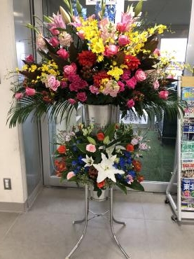 祝いスタンド生花「フローリストとうじょう」（福島県伊達市の花屋）のギャラリー写真